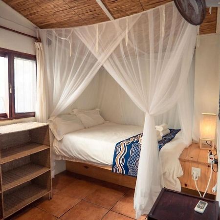 On The Beach 2 Bedroom Dhow Cabin W Ac Tofo Bagian luar foto